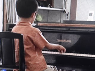 小学生のピアノレッスンの様子