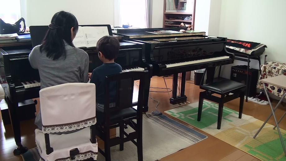 小学生のピアノレッスン